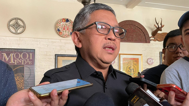 Sekjen PDIP, Hasto Kristiyanto, saat ditemui wartawan di Bakoel Koffie, Menteng, Jakarta Pusat, Selasa (2/4/2024). Foto: Fadhil Pramudya/kumparan
