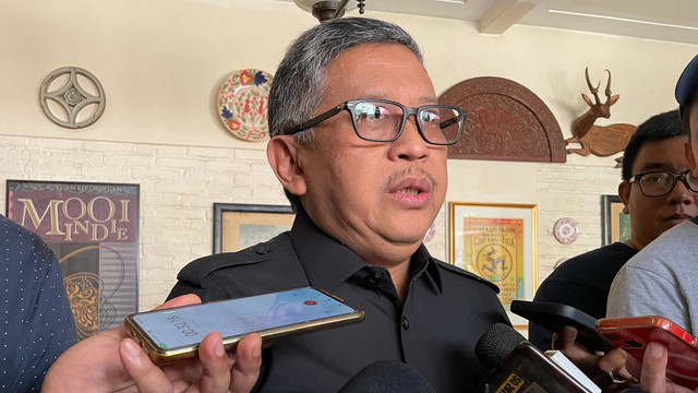 Sekjen PDIP, Hasto Kristiyanto, saat ditemui wartawan di Bakoel Koffie, Menteng, Jakarta Pusat, Selasa (2/4/2024). Foto: Fadhil Pramudya/kumparan