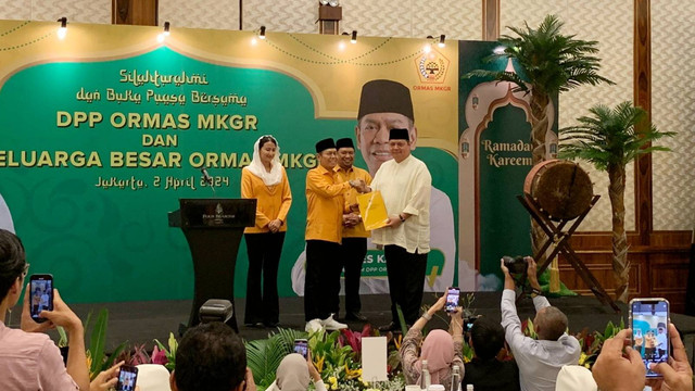 Ketum Golkar Airlangga Hartarto dapat dukungan dari organisasi sayap MKGR untuk kembali jadi ketum periode 2024-2029, Selasa (2/4/2024). Foto: Paulina Herasmaranindar/kumparan