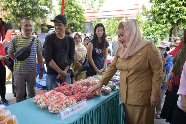 Wali Kota Semarang, Hevearita Gunaryanti Rahayu saat meninjau pasar murah. Foto: Dok. Istimewa