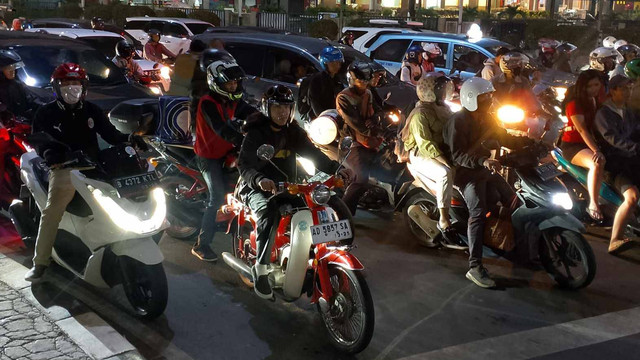 Pemudik motor mulai memadati Jalur Kalimalang Kota Bekasi Menuju Pantura, Selasa (2/4/2024). Foto: kumparan