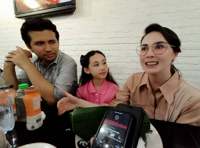 Arumi Bachsin bersama sang suami, Emil Dardak, dan putri sulungnya. Foto: Masruroh/Basra