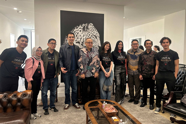 Produser, sutradara hingga para pemain film Badarawuhi Di Desa Penari mendatangi KJRI Los Angeles, Rabu (3/4/2024) Foto: Caroline Pramantie/kumparan