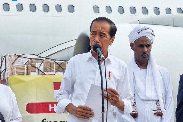 Presiden Jokowi memberikan keterangan pers di Lanud Halim Perdanakusuma, Rabu (3/4/2024) Foto: Nadia Riso/kumparan