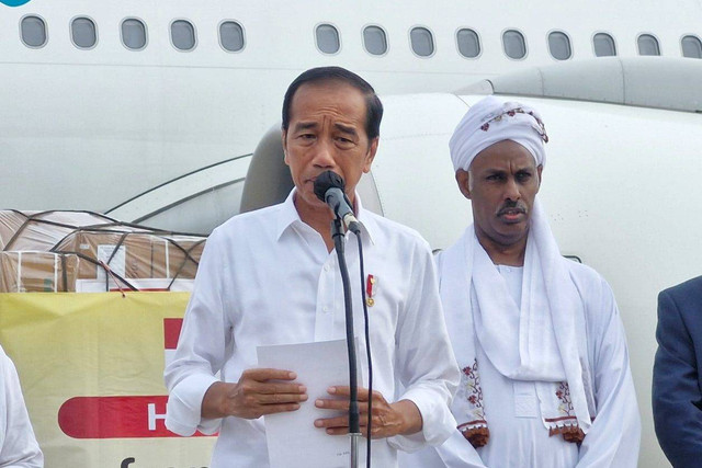 Presiden Jokowi memberikan keterangan pers di Lanud Halim Perdanakusuma, Rabu (3/4/2024) Foto: Nadia Riso/kumparan