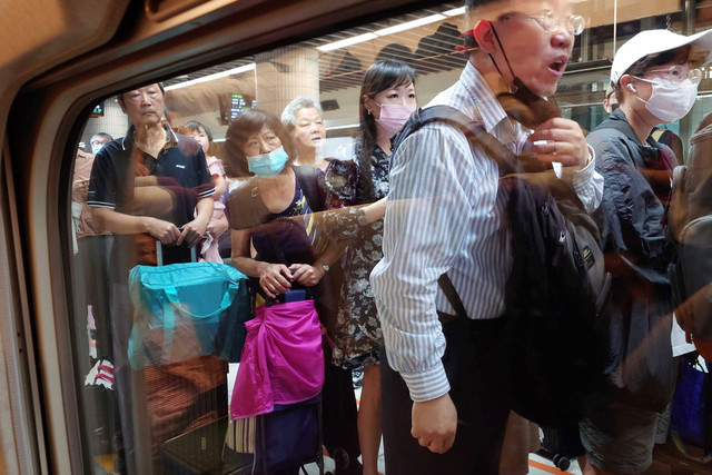 Penumpang menunggu untuk naik kereta tujuan selatan karena beberapa layanan kereta dihentikan pasca gempa bumi di Taipei, Taiwan, Rabu (3/4/2024). Foto: Chiang Ying-ying / AP