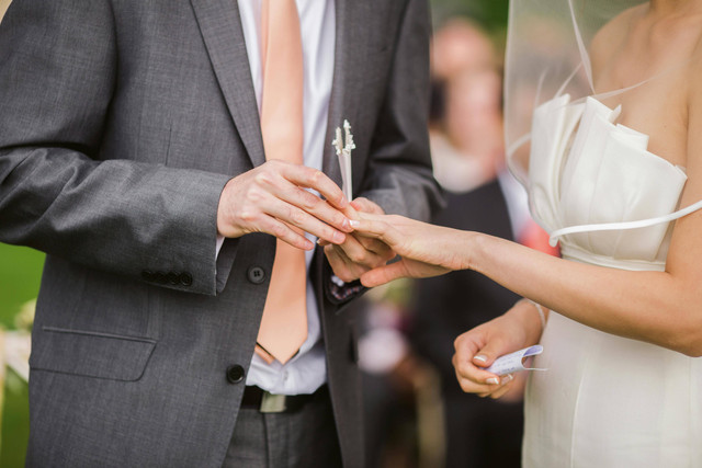 https://www.pexels.com/id-id/pencarian/cincin%20nikah/