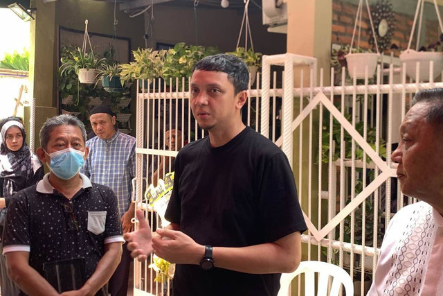 Iga Massardi di rumah duka Yudhistira ANM Massardi, Pekayon, Bekasi, Rabu (3/4) Foto: Giovanni/kumparan