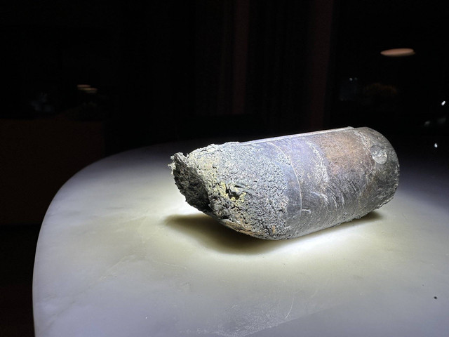Benda misterius yang menghantam sebuah rumah di Florida. Foto: Alejandro Otero/X