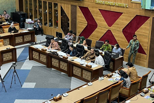 Rapat kerja antara Komisi X DPR RI dan Mendikbudristek Nadiem Makarim, Rabu (3/4) Foto: Haya Syahira/kumparan
