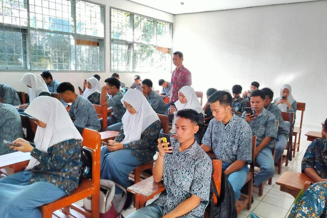 Pelaksanaan Ujian Digital tanpa Internet oleh 1000 Siswa Madrasah Aliyah Negeri II di Kabupaten Majalengka, Rabu (3/4/2024). Foto: Dok. Istimewa