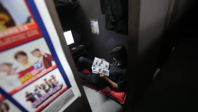 Tunawisma yang tinggal di internet cafe. Source: channel YouTube Explained with Dom