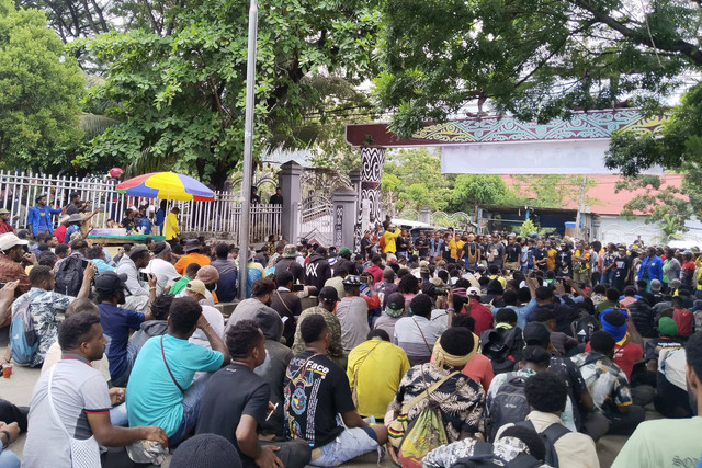 Demo oleh Front Mahasiswa dan Rakyat Papua Anti Militerisme (FMRPAM), Selasa (2/4/2024). Foto: Dok kumparan