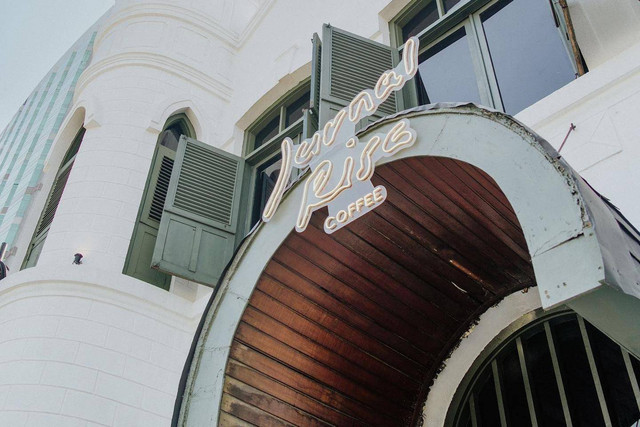 Suasana kafe Jurnal Risa di Atrium Senen, Jakarta. Foto: Instagram/@jurnalrisacoffee.jkt