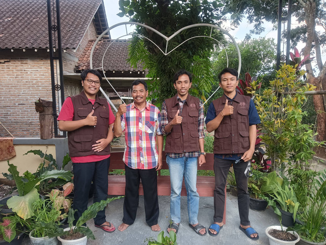 Foto bersama Bapak Warsito, salah satu tokokh penting dalam kesenian Desa Timpik. Sumber: Dokumentasi Pribadi.