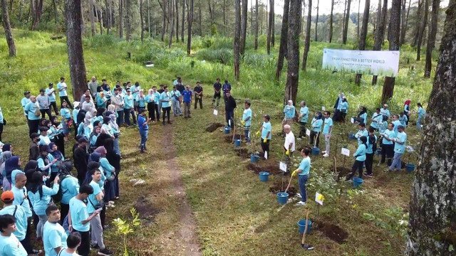 PT Finnet Indonesia (Finnet) menanam 275 pohon di kawasan Perhutani Cikole, Bandung, untuk merayakan HUT ke-18. Foto: dok. Finnet