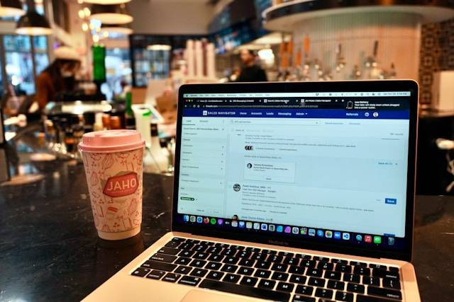 Cafe dekat Ambarukmo Plaza. Foto hanyalah ilustrasi, bukan tempat yang sebenarnya. Sumber: Unsplash/Brett Wharton