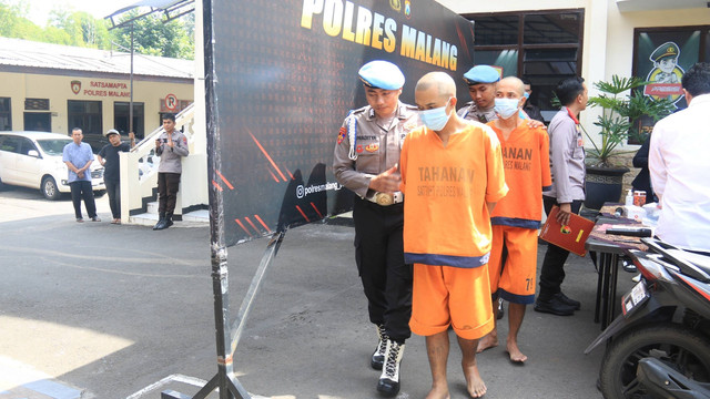 Polres Malang menangkap dua tersangka pembunuhan sadis yang terjadi pada Jumat (22/3) di sebuah rumah di Jalan Anggodo, Desa Mangliawan, Kecamatan Pakis, Kabupaten Malang, Rabu (3/4/2024). Foto: Dok. Polres Malang