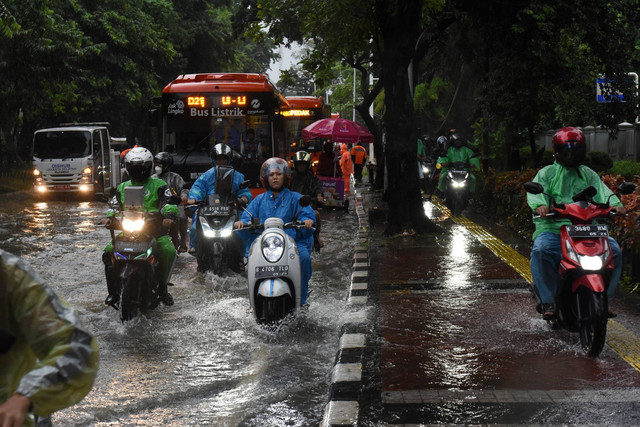 Sejumlah kendaraan menerabas genangan air di Jalan Lenteng Agung Raya, Jakarta, Rabu (3/4/2024). Foto: Indrianto Eko Suwarso/ANTARA FOTO