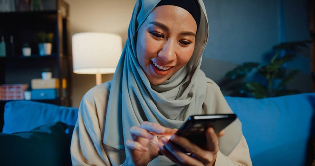 Ilustrasi perempuan berhijab belanja online. Foto: Shutterstock
