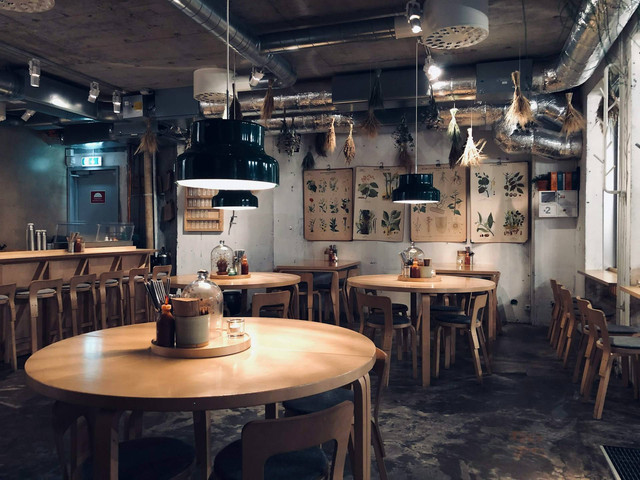 cafe di Klungkung. Foto hanya ilustrasi, bukan tempat sebenarnya. Sumber: Unsplash/aleksander sadowski