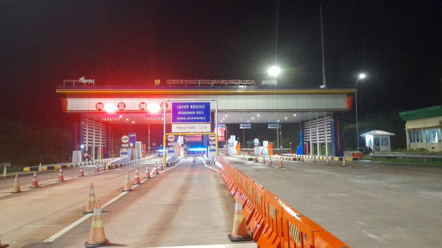 Suasana di Gerbang Tol Parungkuda, pasca-amblasnya Tol Bocimi KM 64, Rabu malam (3/4/2024). Foto: kumparan