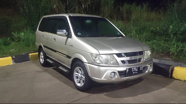 Mobil Isuzu Panther yang terjun ke lubang menganga Tol Bocimi KM 64, Rabu (3/4/2024) malam. Foto: kumparan