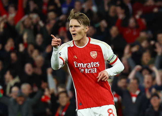Selebrasi gol Martin Odegaard saat laga Arsenal vs Luton Town dalam lanjutan Liga Inggris 2023/24 di Stadion Emirates pada Kamis (4/4) dini hari WIB. Foto: Action Images via Reuters/Paul Childs