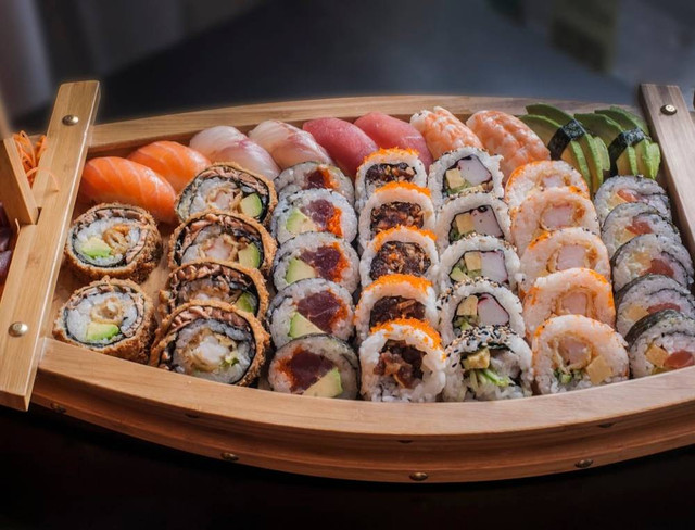 Restoran Sushi di TSM Bandung. Foto Hanya Ilustrasi , Bukan Tempat Sebenarnya. Sumber Unsplash/Riccardo Bergamini