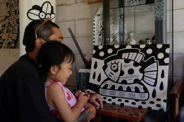 Eka Sudarma Putra bersama salah-satu karyanya - IST