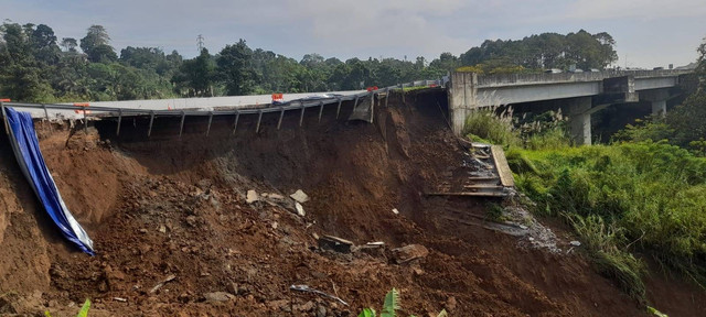 Suasana kondisi jalur Tol Bogor Ciawi Sukabumi (Bocimi) amblas akibat longsor pada Rabu (3/4) malam. Foto: Dok. kumparan
