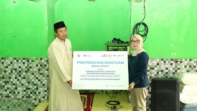Direktur SDM & TI Ovita Susiana Rosya menyerahkan bantuan Bedah Panti kepada Pondok Pesantren Yatim Piatu Baiturrahman, Nizan di Rawa Kalong, Kabupaten Bekasi, Jawa Barat, Selasa (2/. Foto: Dok. TASPEN