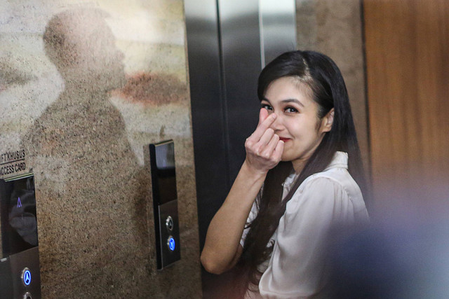 Artis Sandra Dewi menyapa wartawan setibanya di Gedung Kejaksaan Agung RI, Jakarta, Kamis (4/4/2024). Foto: ANTARA FOTO/Asprilla Dwi Adha