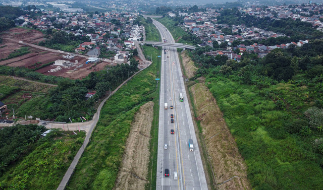 Foto udara kendaraan roda empat melintas di Jalan Tol Trans Jawa Semarang-Batang via Gerbang Tol (GT) Kalikangkung, Semarang, Jawa Tengah, Rabu (3/4/2024). Foto: Makna Zaezar/ANTARA FOTO