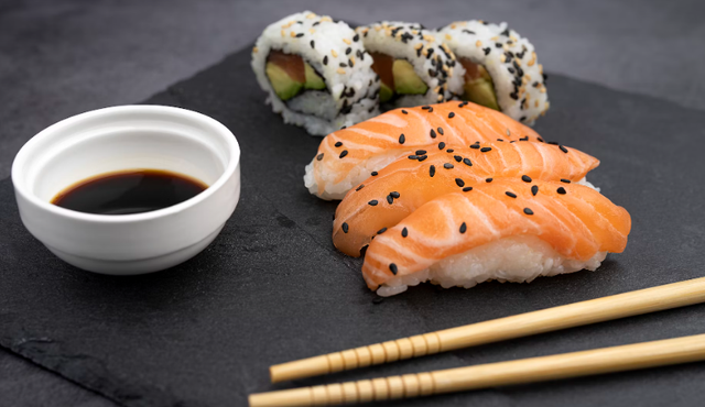 Restoran sushi di 23 paskal shopping center. Foto hanya ilustrasi, bukan tempat sebenarnya. Sumber: Unsplash/Andraz Lazic