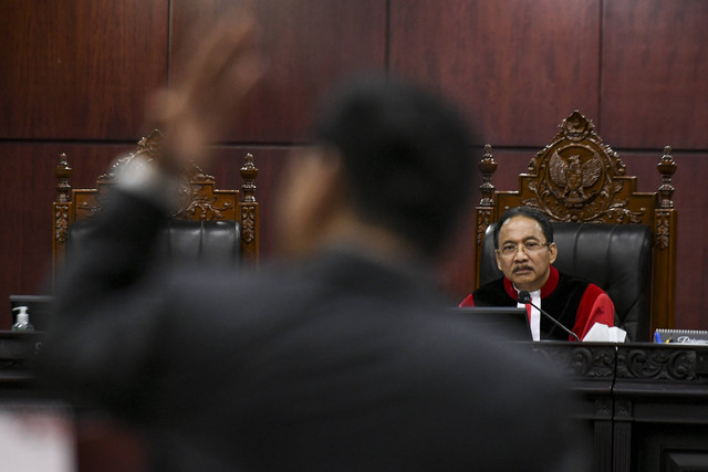 Ketua Mahkamah Konstitusi (MK) Suhartoyo mendengarkan keterangan ahli pada sidang lanjutan sengketa hasil Pilpres 2024 di Mahkamah Konstitusi, Jakarta, Kamis (4/4/2024). Foto: ANTARA FOTO/Hafidz Mubarak A