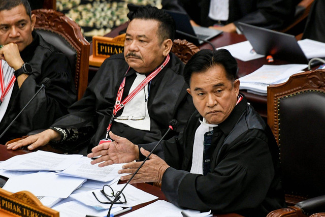 Ketua tim pembela pasangan capres-cawapres nomor urut 2 Prabowo Subianto-Gibran Rakabuming Raka, Yusril Ihza Mahendra (kanan) memberikan pertanyaan kepada ahli saat sidang lanjutan sengketa hasil Pilpres 2024 di Mahkamah Konstitusi, Kamis (4/4/2024) Foto: Hafidz Mubarak A/ANTARA FOTO