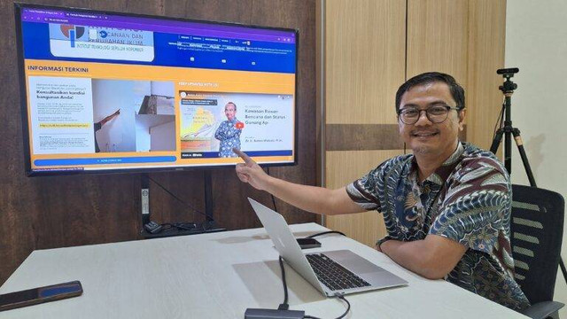 Kepala Puslit MKPI ITS, Prof Adjie Pamungkas ST MDevPlg PhD menunjukkan tampilan laman MKPI ITS yang terdapat formulir konsultasi dan informasi seputar mitigasi bencana. Foto: Humas ITS
