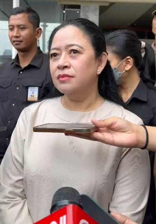 Ketua DPP PDI-P Puan Maharani menjawab pertanyaan wartawan di Gedung DPR, Senayan, Jakarta, Kamis (4/4/2024). Foto: Haya Syahira/kumparan