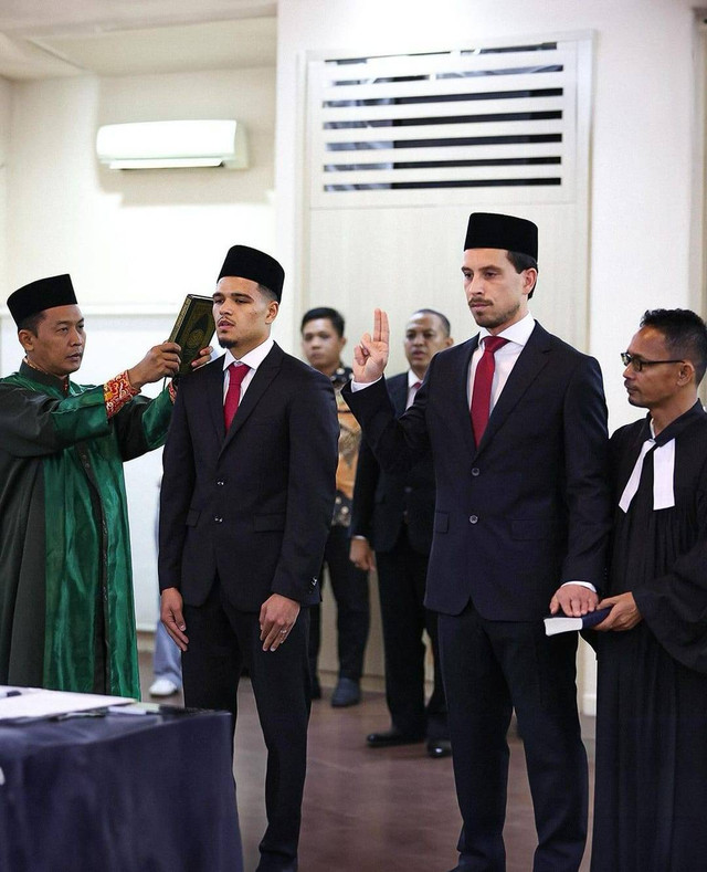 Sumpah WNI Ragnar & Thom sumber : Timnas Indonesia