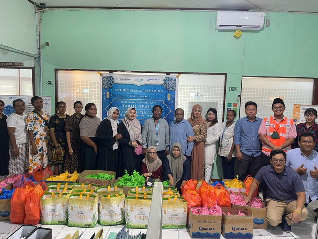  PT Pelindo Terminal Petikemas membagikan paket sembako dalam kegiatan “Pelindo Berbagi Ramadhan”. Foto: Dok. Pelindo