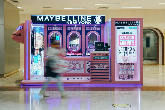 Booth Maybelline Sky High Airlines di Terminal 2 Bandara Soekarno Hatta. Foto: dok. Maybelline