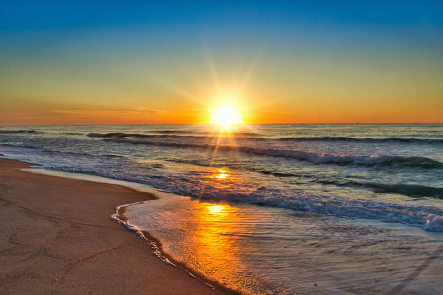pantai sunrise di Gianyar. Foto hanya ilustrasi. bukan tempat sebenarnya. Sumber: Unsplash/richard pasquarella