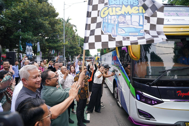 Direktur Hubungan Kelembagaan Bank Mandiri, Rohan Hafas melepas pemudik yang mengikuti program Mudik Asyik Bersama BUMN 2024, Mudik Ceria Mudik Bahagia bersama Mandiri di Jakarta, Kamis (4/4/2024). Foto: Dok. Bank Mandiri
