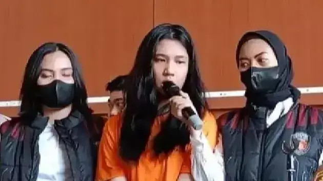 Ghisca Debora atau GDA (19), tersangka penipuan tiket konser Coldplay menjawab pertanyaan awak media saat dihadirkan pihak kepolisan di Mapolres Metro Jakarta Pusat, Senin (20/11/2023). Foto: Siti Nurhaliza/ANTARA