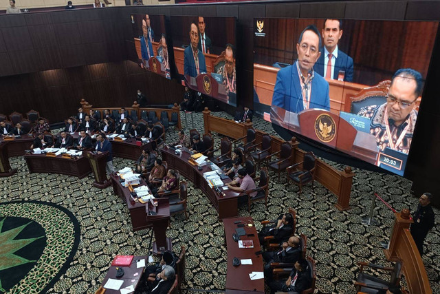 Ahli pihak terkait, Hasan Nasbi di sidang perkara Perselisihan Hasil Pemilihan Umum di Gedung MK, Jakarta, Kamis (4/4/2024). Foto: Dok Screenshoot Youtube Mahkamah Konstitusi