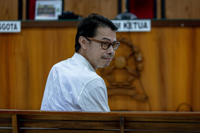 Aktivis lingkungan Karimunjawa Daniel Frits Maurits Tangkilisan mengikuti sidang vonis kasus UU ITE terkait unggahan media sosial tentang pencemaran limbah tambak udang Karimunjawa di Pengadilan Negeri Jepara, Jawa Tengah, Kamis (4/4/2024). Foto: Aji Styawan/ANTARA FOTO