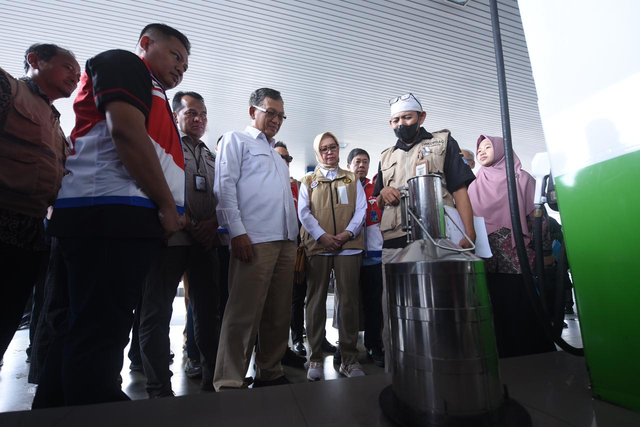 Menteri ESDM Arifin Tasrif dan Kepala BPH Migas Erika Retnowati didampingi Direktur Logistik & Infrastruktur Pertamina Persero Alfian Nasution melakukan Sidak Uji Takar BBM jenis Dexlite di SPBU Pertamina Ngagel 54.601.100 pada Kamis (4/4/2024). Foto: Dok. Pertamina