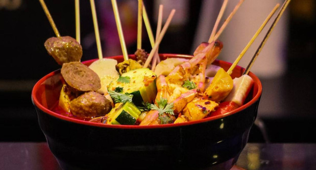 Seblak di Bandung. Foto hanyalah ilustrasi bukan tempat sebenarnya. Sumber: Unsplash/Claire Zhu