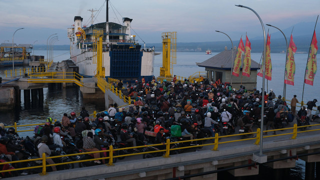 Pemudik bersepeda motor antre memasuki kapal pada H-5 Idul Fitri 1445 H di dermaga Pelabuhan Gilimanuk, Jembrana, Bali, Jumat (5/4/2024). Foto: ANTARA FOTO/Nyoman Hendra Wibowo